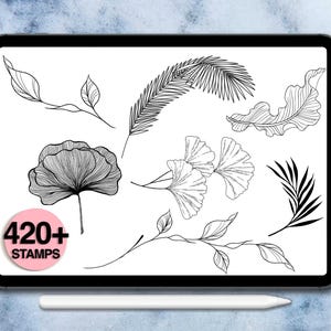 K&ouml;nnte beinhalten: Ein digitaler Tablet-PC zeigt schwarz-wei&szlig;e botanische Illustrationen von Bl&auml;ttern, Farnen und floralen Elementen. Ein rosa Kreis mit dem Text "420+ STAMPS" ist sichtbar. Ein wei&szlig;er Stift liegt unter dem Tablet.