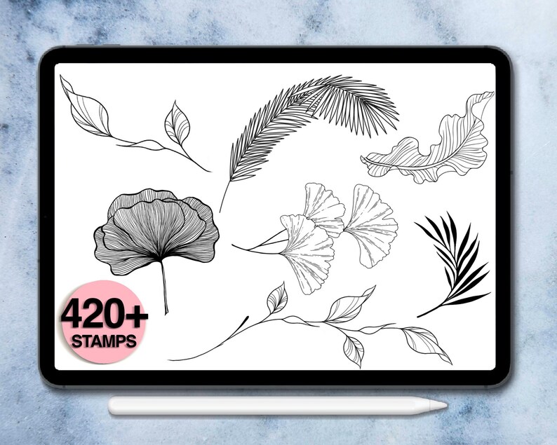 K&ouml;nnte beinhalten: Ein digitaler Tablet-PC zeigt schwarz-wei&szlig;e botanische Illustrationen von Bl&auml;ttern, Farnen und floralen Elementen. Ein rosa Kreis mit dem Text "420+ STAMPS" ist sichtbar. Ein wei&szlig;er Stift liegt unter dem Tablet.