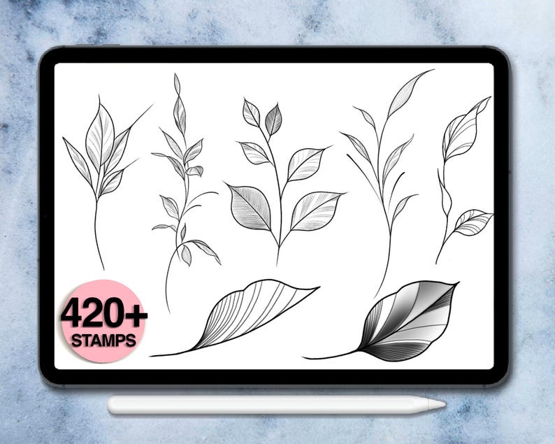 K&ouml;nnte beinhalten: Digitale Illustration verschiedener botanischer Blatt- und Stieldesigns in Schwarzwei&szlig;. Das Bild wird auf einem Tablet mit einem Stift angezeigt. Ein rosa Kreis mit dem Text "420+ STAMPS" befindet sich in der unteren linken Ecke.