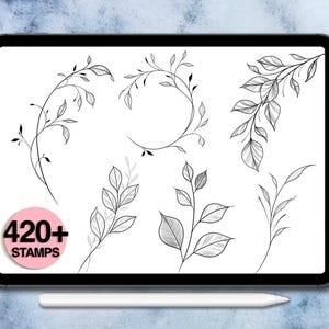 K&ouml;nnte beinhalten: Digitale Illustration auf einem Tablet mit schwarzen und wei&szlig;en botanischen Designs, darunter Bl&auml;tter und Ranken. Ein rosa Kreis mit dem Text "420+ STAMPS" ist sichtbar. Ein wei&szlig;er Stift liegt darunter.