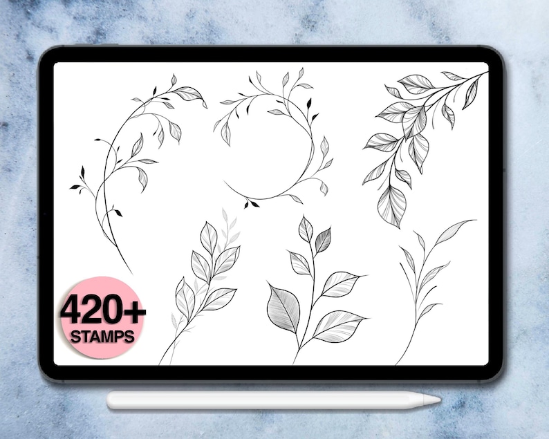 K&ouml;nnte beinhalten: Digitale Illustration auf einem Tablet mit schwarzen und wei&szlig;en botanischen Designs, darunter Bl&auml;tter und Ranken. Ein rosa Kreis mit dem Text "420+ STAMPS" ist sichtbar. Ein wei&szlig;er Stift liegt darunter.
