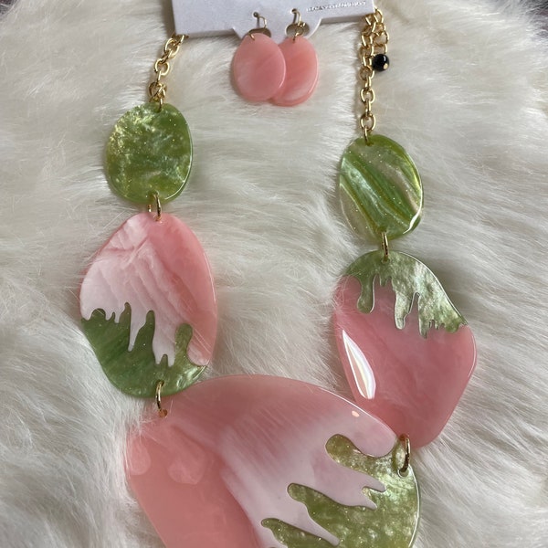 Pink & Green Antique Necklace Set main image 0