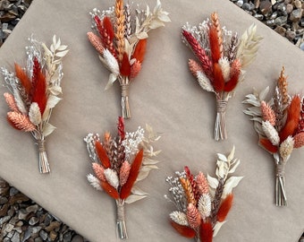 Burnt orange buttonhole | Orange dried flower boutonniere | Autumn themed wedding decor | Groomsman wedding pin | Orange wedding buttonhole