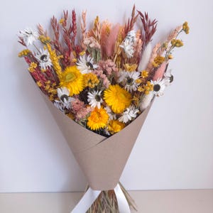 dried wildflower bouquet with daisies and statice