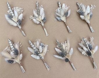 Silver dried flower buttonholes // Dried flower wedding buttonholes // Wedding flower boutonnières // Silver dried wedding flowers and decor