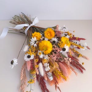 yellow daisy bouquet with burnt orange