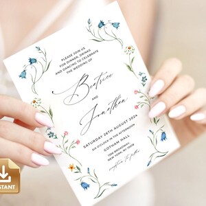 Pode incluir: Convite de casamento com uma borda floral em tons de azul, rosa e amarelo. O convite diz "Por favor, junte-se a nós para jantar, bebidas e dança para celebrar o casamento de Beatrice e Jonathan. Sábado, 26 de agosto de 2024. Seis horas da tarde. Gotham Hall. 1356 Broadway, Nova York, NY 10018."