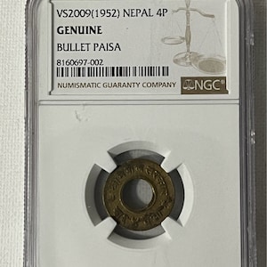 Może przedstawiać: Zabytkowa moneta z Nepalu, w ochronnym etui. Moneta to Bullet Paisa, datowana na 1952 rok, certyfikowana jako autentyczna przez Numismatic Guaranty Company. Etui zawiera tekst, w tym "VS2009(1952) NEPAL 4P".
