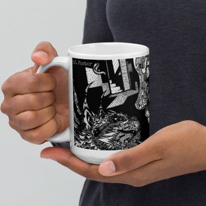 Puede incluir: Taza de cerámica blanca con una ilustración en blanco y negro de una criatura con una cabeza grande y dientes afilados. El texto "D.G. Foster" está impreso en la taza.