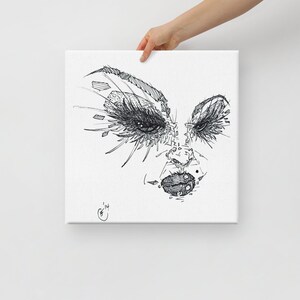 Può includere: Disegno in bianco e nero di un viso con ciglia e labbra esagerate. Il disegno è su una tela bianca.