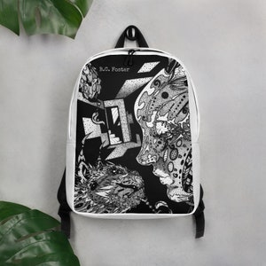 Könnte beinhalten: Schwarz-weißer Rucksack mit einem grafischen Design, das ein Gesicht, eine Tür und eine Kreatur zeigt. Der Text "B.C. Foster" ist auf dem Rucksack aufgedruckt.