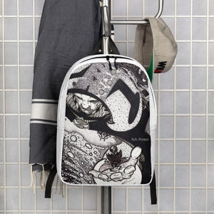 Puede incluir: Mochila blanca con un estampado gráfico en blanco y negro de una persona sosteniendo una esfera. El gráfico está rodeado de un patrón en blanco y negro de puntos y líneas. El texto "B.O. Foster" está impreso en la esquina inferior derecha de la mochila.