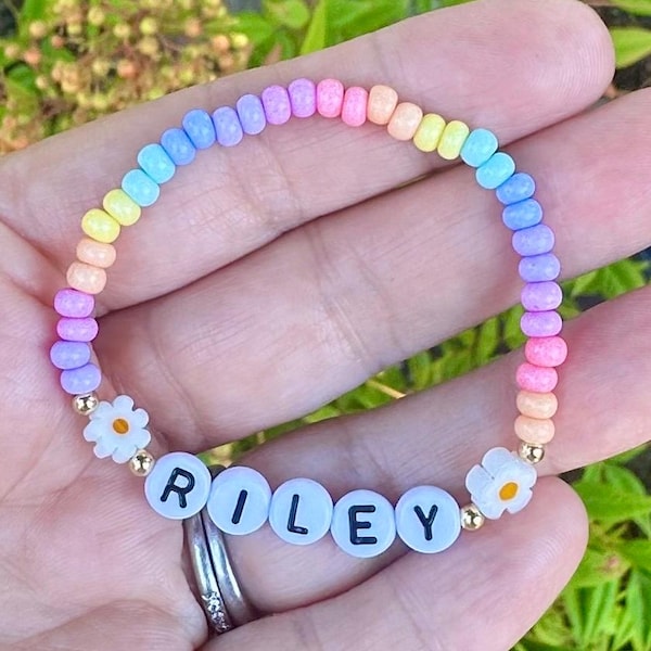 Pulsera personalizada con nombre para niñas, joyería de flores con cuentas arcoíris