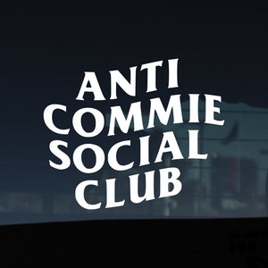 Może przedstawiać: Biała naklejka winylowa z tekstem "ANTI COMMIE SOCIAL CLUB" w pogrubionym, blokowym kroju pisma.