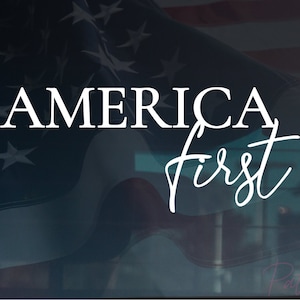 Könnte beinhalten: Ein weißer Vinyl-Aufkleber mit dem Text "America First" auf einem blau-roten amerikanischen Flaggenhintergrund.