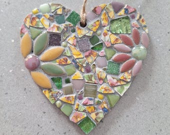 Mosaico floral en forma de corazón, hecho con fragmentos de porcelana reciclada, decoración artesanal para el hogar, ideal para exhibir en interiores o como regalo de boda.