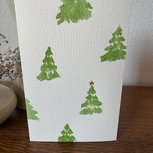 Tarjeta de felicitación original de árbol de Navidad perenne, pintada a mano y en acuarela. En blanco con sobre blanco. 15 x 10 cm.