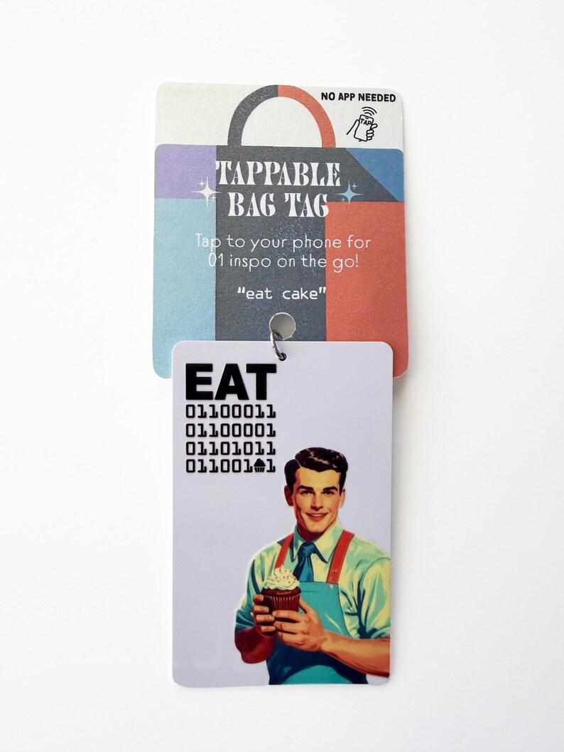 Peut inclure: Une &eacute;tiquette de sac rectangulaire blanche avec le mot EAT en noir, du code binaire et une illustration r&eacute;tro d'une personne en chemise bleue et tablier rouge tenant un cupcake. L'&eacute;tiquette est fix&eacute;e sur une carte color&eacute;e avec le texte TAPPABLE BAG TAG.