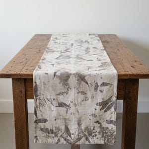 Bordlöpare i linne Ekotryckt linne Hantverksmässig botanisk hållbar inredning Minimalistiskt hem Wabi Sabi