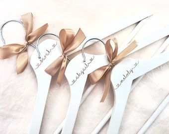 Personalised wooden hangers for wedding | wedding day | personalised detail | bride | bridesmaid | groom | gift | dress