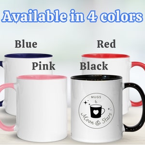 Op de afbeelding: Vier keramische koffiemokken met verschillende gekleurde randen. De mokken zijn wit met een zwart ontwerp op &eacute;&eacute;n mok dat "Moon & Stars" zegt met een koffiekopje en een hart in een cirkel. De tekst "Mugs" staat boven het ontwerp. De kleuren van de randen zijn blauw, roze, zwart en rood.