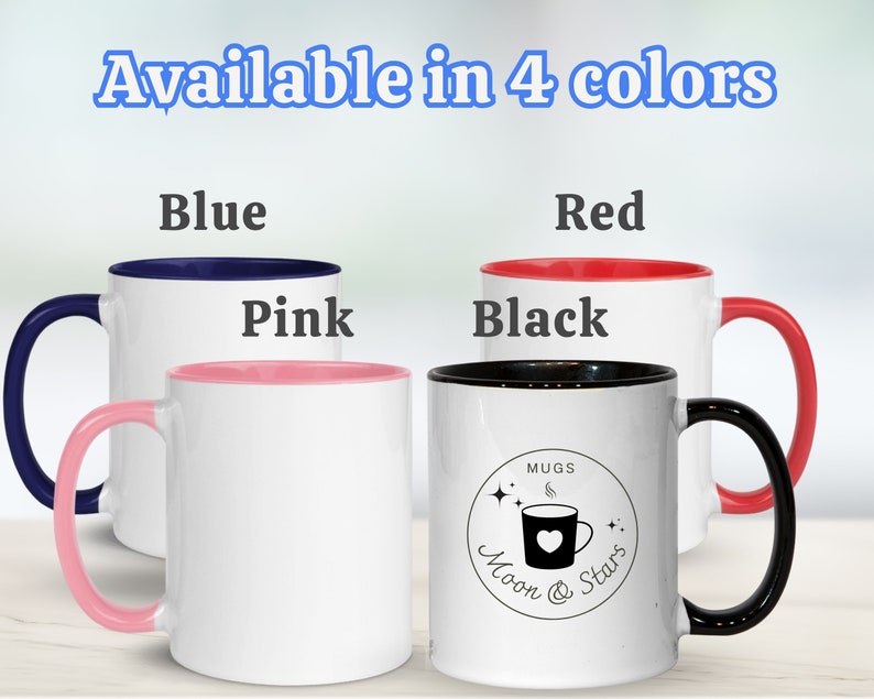 Op de afbeelding: Vier keramische koffiemokken met verschillende gekleurde randen. De mokken zijn wit met een zwart ontwerp op &eacute;&eacute;n mok dat "Moon & Stars" zegt met een koffiekopje en een hart in een cirkel. De tekst "Mugs" staat boven het ontwerp. De kleuren van de randen zijn blauw, roze, zwart en rood.