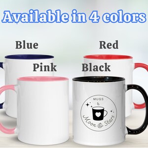 K&ouml;nnte beinhalten: Vier Keramik-Kaffeetassen mit unterschiedlich farbigen R&auml;ndern. Die Tassen sind wei&szlig; mit einem schwarzen Design auf einer Tasse, das "Moon & Stars" mit einer Kaffeetasse und einem Herzen in einem Kreis sagt. Der Text "Mugs" befindet sich &uuml;ber dem Design. Die Farben der R&auml;nder sind blau, rosa, schwarz und rot.