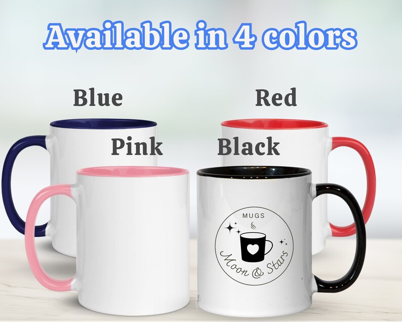 K&ouml;nnte beinhalten: Vier Keramik-Kaffeetassen mit unterschiedlich farbigen R&auml;ndern. Die Tassen sind wei&szlig; mit einem schwarzen Design auf einer Tasse, das "Moon & Stars" mit einer Kaffeetasse und einem Herzen in einem Kreis sagt. Der Text "Mugs" befindet sich &uuml;ber dem Design. Die Farben der R&auml;nder sind blau, rosa, schwarz und rot.