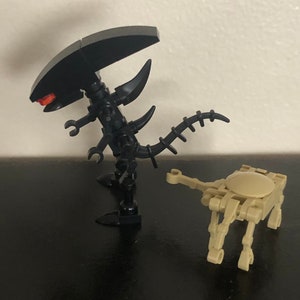 Alien Facehugger Minifigure image 1