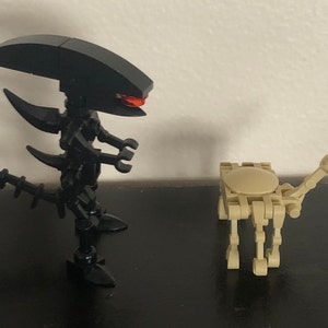 Alien Facehugger Minifigure image 2