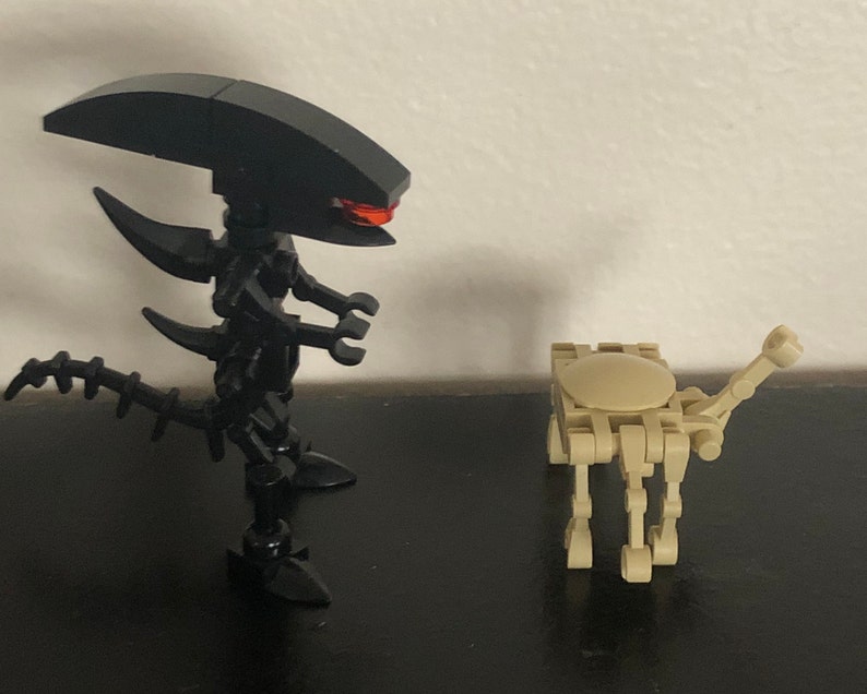 Alien Facehugger Minifigure image 2
