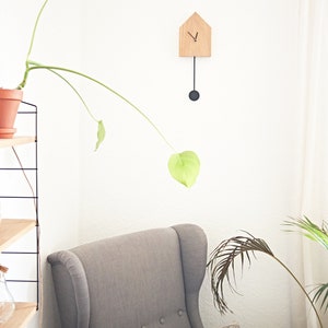 Moderne Kuckucksuhr mit Pendel aus Eiche // Schlichte Wanduhr aus Holz mit schwarzem Pendel // Minimalistische Wanduhr in Form eines Haus aus Eiche mit Pendel inkl. geräuschlosem Uhrwerk
