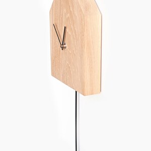 Moderne Kuckucksuhr mit Pendel aus Eiche // Schlichte Wanduhr aus Holz mit schwarzem Pendel // Minimalistische Wanduhr in Form eines Haus aus Eiche mit Pendel inkl. geräuschlosem Uhrwerk