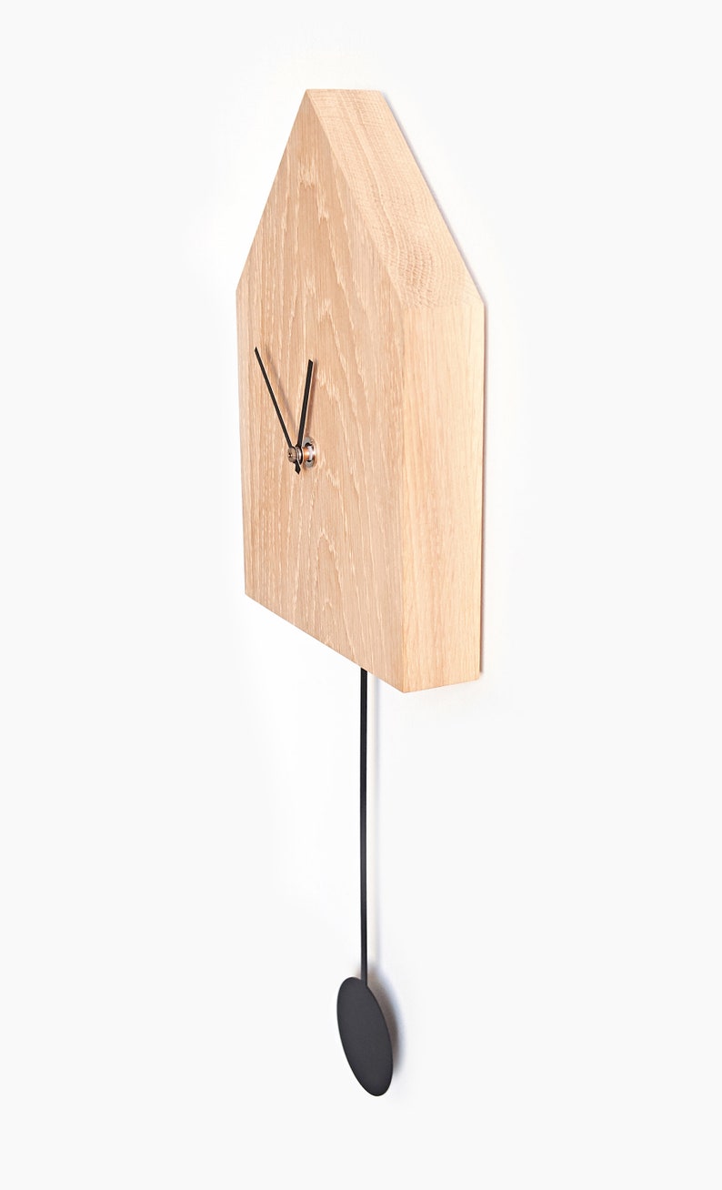 Moderne Kuckucksuhr mit Pendel aus Eiche // Schlichte Wanduhr aus Holz mit schwarzem Pendel // Minimalistische Wanduhr in Form eines Haus aus Eiche mit Pendel inkl. geräuschlosem Uhrwerk