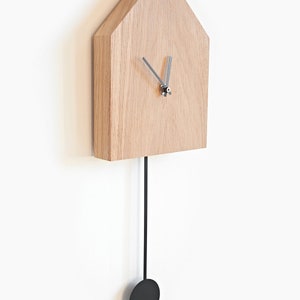 Moderne Kuckucksuhr mit Pendel aus Eiche // Schlichte Wanduhr aus Holz mit schwarzem Pendel // Minimalistische Wanduhr in Form eines Haus aus Eiche mit Pendel inkl. geräuschlosem Uhrwerk