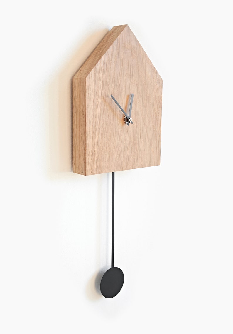 Moderne Kuckucksuhr mit Pendel aus Eiche // Schlichte Wanduhr aus Holz mit schwarzem Pendel // Minimalistische Wanduhr in Form eines Haus aus Eiche mit Pendel inkl. geräuschlosem Uhrwerk