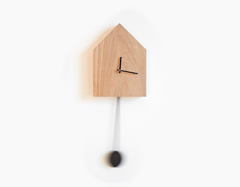 Moderne Kuckucksuhr mit Pendel aus Eiche // Schlichte Wanduhr aus Holz mit schwarzem Pendel // Minimalistische Wanduhr in Form eines Haus aus Eiche mit Pendel inkl. geräuschlosem Uhrwerk