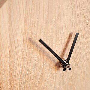 Moderne Kuckucksuhr mit Pendel aus Eiche // Schlichte Wanduhr aus Holz mit schwarzem Pendel // Minimalistische Wanduhr in Form eines Haus aus Eiche mit Pendel inkl. geräuschlosem Uhrwerk