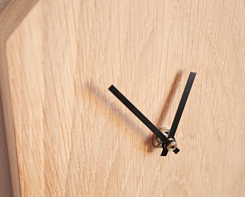 Moderne Kuckucksuhr mit Pendel aus Eiche // Schlichte Wanduhr aus Holz mit schwarzem Pendel // Minimalistische Wanduhr in Form eines Haus aus Eiche mit Pendel inkl. geräuschlosem Uhrwerk