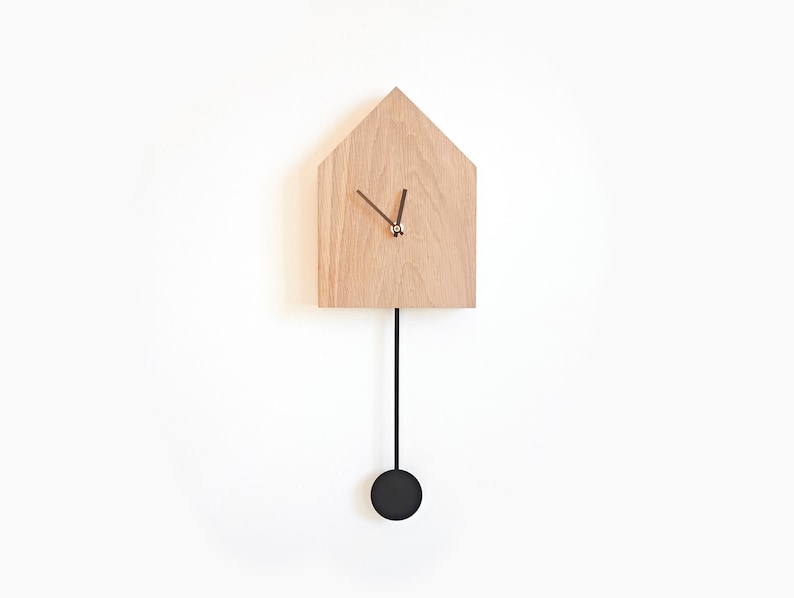 Moderne Kuckucksuhr mit Pendel aus Eiche // Schlichte Wanduhr aus Holz mit schwarzem Pendel // Minimalistische Wanduhr in Form eines Haus aus Eiche mit Pendel inkl. geräuschlosem Uhrwerk