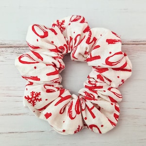 Scrunchie navideño para todas las edades. El accesorio perfecto para el pelo navideño en rojo y blanco.