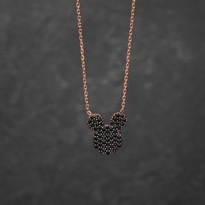 K&ouml;nnte beinhalten: Eine Halskette aus ros&eacute;goldener Kette mit einem schwarzen Zirkonia-Mickey-Mouse-Anh&auml;nger.