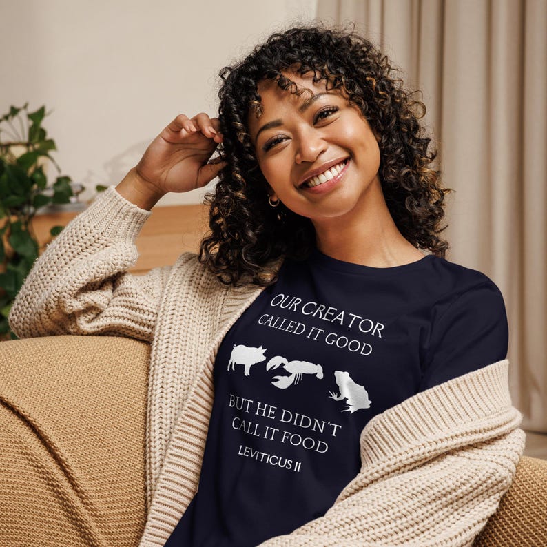 Puede incluir: Camiseta de manga larga azul marino con el texto "OUR CREATOR CALLED IT GOOD BUT HE DIDN'T CALL IT FOOD LEVITICUS II" e ilustraciones de un cerdo, una langosta y una rana. La camiseta est&aacute; hecha de un material suave y c&oacute;modo.