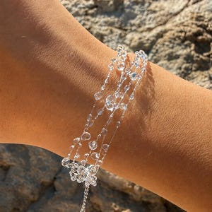 Daggdroppararmband med flytande kristallpärlor, fin present till henne och brudsmycken, minimalistiskt handgjort hartsarmband