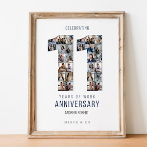 Pu&ograve; includere: Stampa incorniciata che celebra l'11&deg; anniversario di lavoro. Il numero 11 &egrave; composto da pi&ugrave; foto. Il testo blu navy recita "Celebrating 11 Years of Work Anniversary Andrew Robert Merck & Co". La cornice &egrave; di colore marrone chiaro.