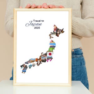 K&ouml;nnte beinhalten: Gerahmter Druck mit einer Karte von Japan, gef&uuml;llt mit verschiedenen Fotos. &Uuml;ber der Karte steht in eleganter Schrift der Text "Travel to Japan 2025". Der Rahmen hat eine helle Holzfarbe.