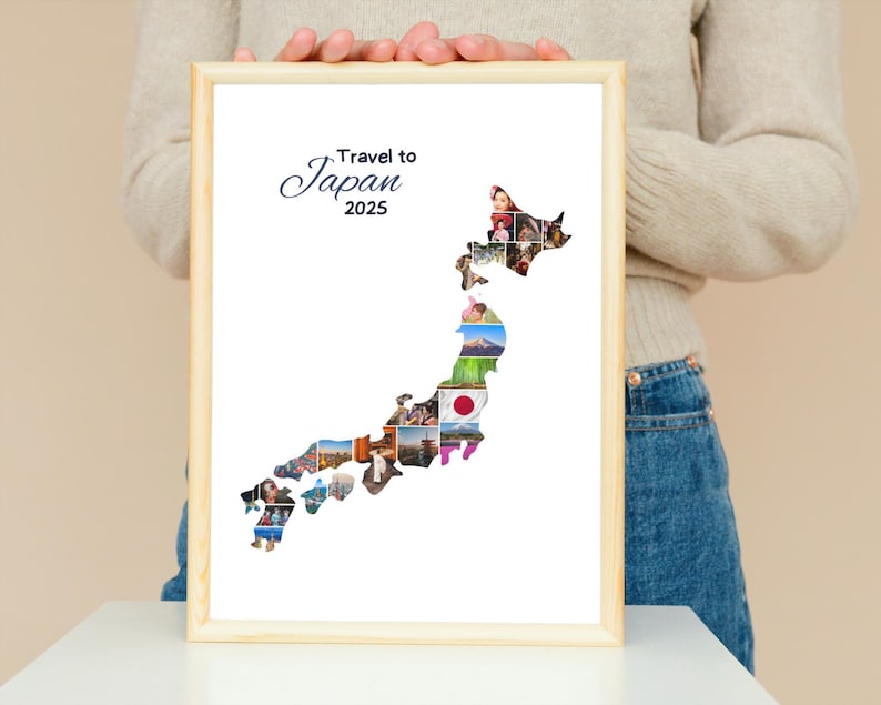 K&ouml;nnte beinhalten: Gerahmter Druck mit einer Karte von Japan, gef&uuml;llt mit verschiedenen Fotos. &Uuml;ber der Karte steht in eleganter Schrift der Text "Travel to Japan 2025". Der Rahmen hat eine helle Holzfarbe.