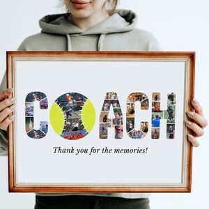 Pode incluir: Uma impress&atilde;o emoldurada com a palavra "COACH" em uma colagem de fotos. A letra "O" &eacute; uma bola de softball. O texto "Thank you for the memories!" est&aacute; abaixo. A moldura &eacute; marrom.