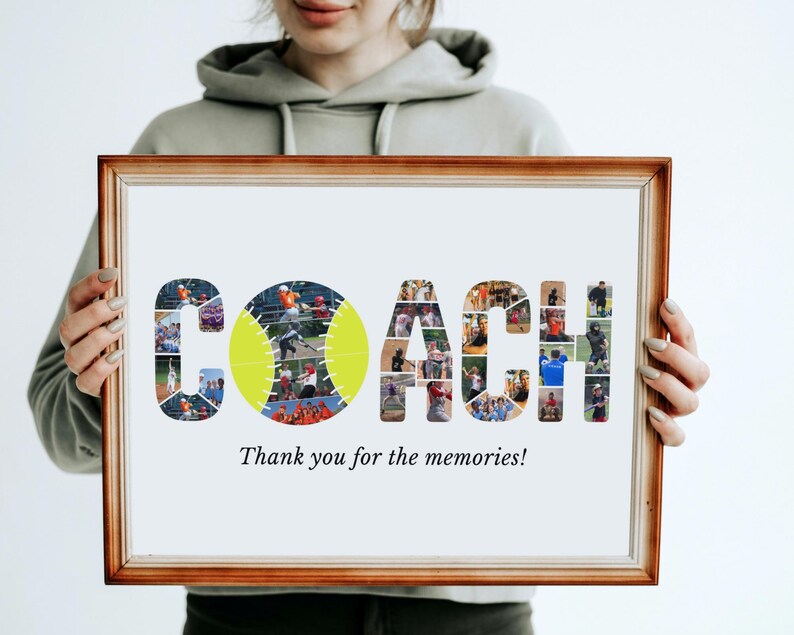 Pode incluir: Uma impress&atilde;o emoldurada com a palavra "COACH" em uma colagem de fotos. A letra "O" &eacute; uma bola de softball. O texto "Thank you for the memories!" est&aacute; abaixo. A moldura &eacute; marrom.