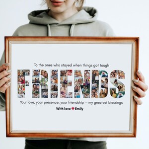 K&ouml;nnte beinhalten: Ein gerahmter Druck mit dem Wort "FRIENDS", das aus mehreren Fotos besteht. Der Druck hat einen braunen Holzrahmen und enth&auml;lt den Text "F&uuml;r diejenigen, die blieben, als es schwierig wurde" und "Eure Liebe, eure Anwesenheit, eure Freundschaft - meine gr&ouml;&szlig;ten Segnungen."